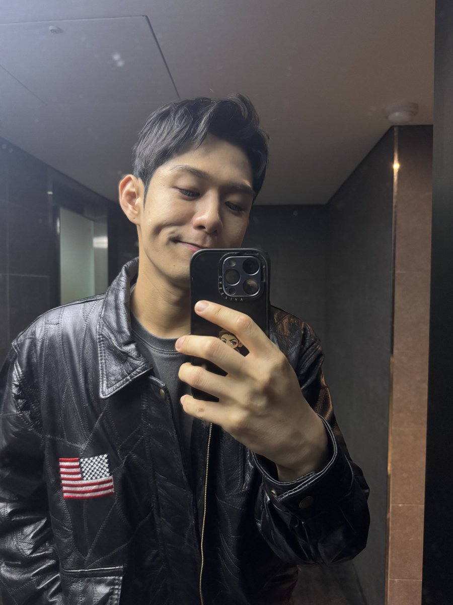 h93bz's tweet photo. 와 미친 케이스에 있는 스티커 처음 봤어요..
엄청 궁금했는데 남민우씨 스티커 인가요?? https://t.co/gzWFK9eZG3