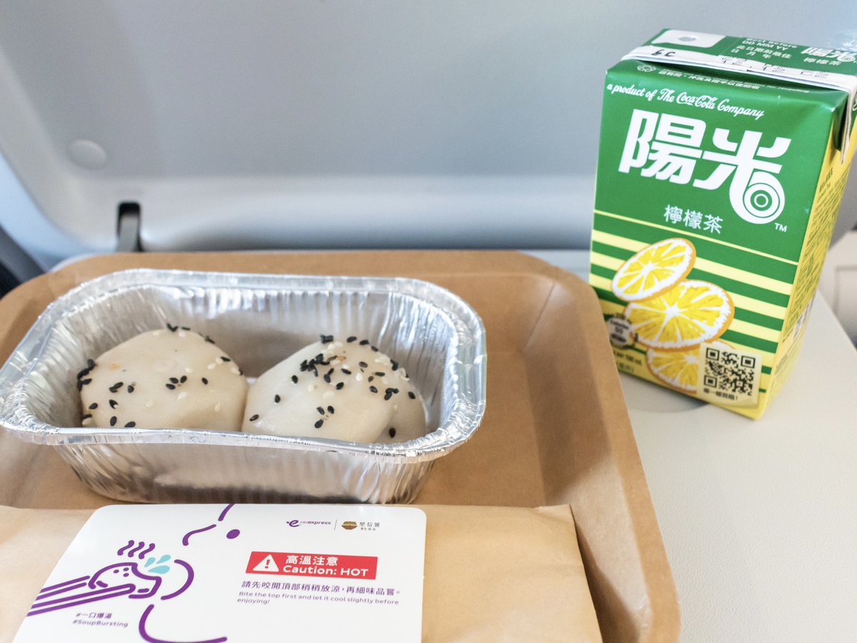 DaisyRapunzel08's tweet photo. いつもは深夜便で食べられないから、いい機会だと思って香港エクスプレスの機内食を頼んでみた✈️
よくおすすめされるエッグワッフルはカリッもちっで優しい甘さだし、焼き小籠包は肉汁あっつあつで想像以上に美味しかった！😋 https://t.co/gDS6Hhm0iT