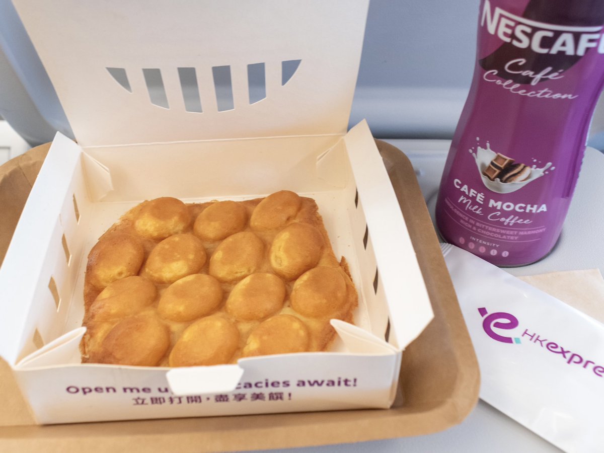 DaisyRapunzel08's tweet photo. いつもは深夜便で食べられないから、いい機会だと思って香港エクスプレスの機内食を頼んでみた✈️
よくおすすめされるエッグワッフルはカリッもちっで優しい甘さだし、焼き小籠包は肉汁あっつあつで想像以上に美味しかった！😋 https://t.co/gDS6Hhm0iT