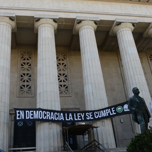 clarincom's tweet photo. LOS DOCENTES UNIVERSITARIOS REALIZAN UN PARO DE 72 HORAS POR EL CUMPLIMIENTO DE LA LEY DE FINANCIAMIENTO UNIVERSITARIO

Los gremios reclaman un aumento del 33,4%, frente al 3% ofrecido por el Gobierno en la última paritaria. La medida se produce después de que el juez federal Martín Cormick intimara al Ejecutivo a cumplir una cautelar vinculada con la actualización de salarios y becas, resolución que fue apelada por la Casa Rosada.

La Ley de Financiamiento Universitario fue sancionada en 2025, vetada por Javier Milei e insistida luego por el Congreso con dos tercios de los votos en ambas cámaras. El Ejecutivo la promulgó, pero suspendió su aplicación al señalar que no estaban especificadas las fuentes de financiamiento, lo que derivó en la disputa judicial. El plan de protestas continuará con una nueva Marcha Federal Universitaria prevista para el 15 de octubre.

(+) en Clarín: https://t.co/MkghTmx2UA