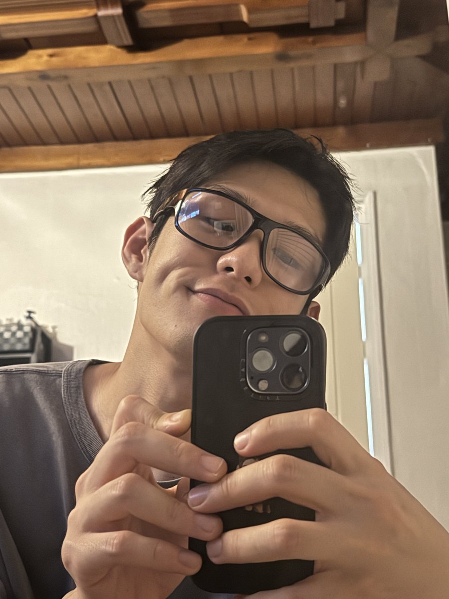 h93bz's tweet photo. 와 미친 케이스에 있는 스티커 처음 봤어요..
엄청 궁금했는데 남민우씨 스티커 인가요?? https://t.co/gzWFK9eZG3
