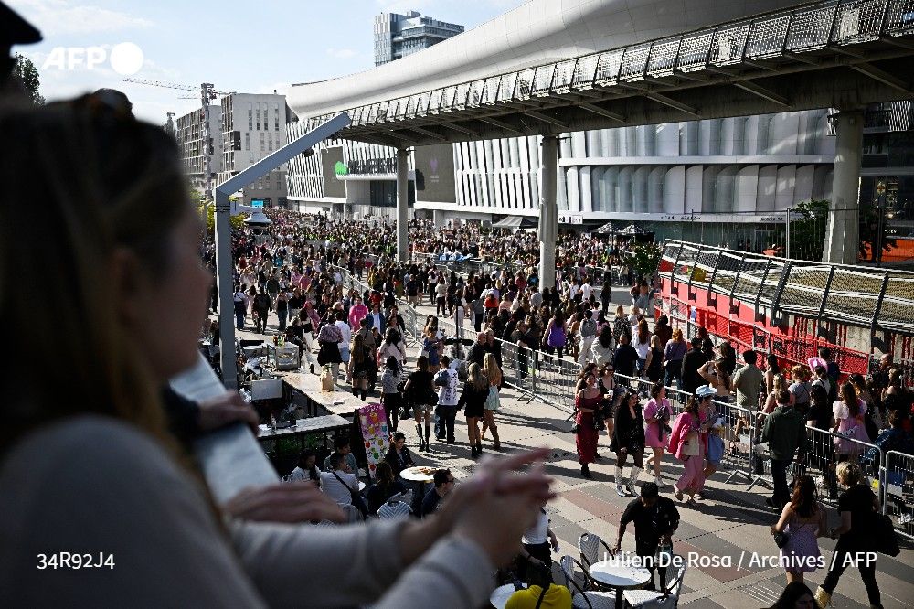 afpfr's tweet photo. 🎵 Le géant américain du spectacle Live Nation a annoncé à l'AFP avoir "finalisé l'acquisition" de la Plenitude Arena, plus grande enceinte couverte d'Europe qui accueille actuellement les concerts de Céline Dion, devenant ainsi propriétaire de sa première salle en France. https://t.co/B0EmtBM4tX