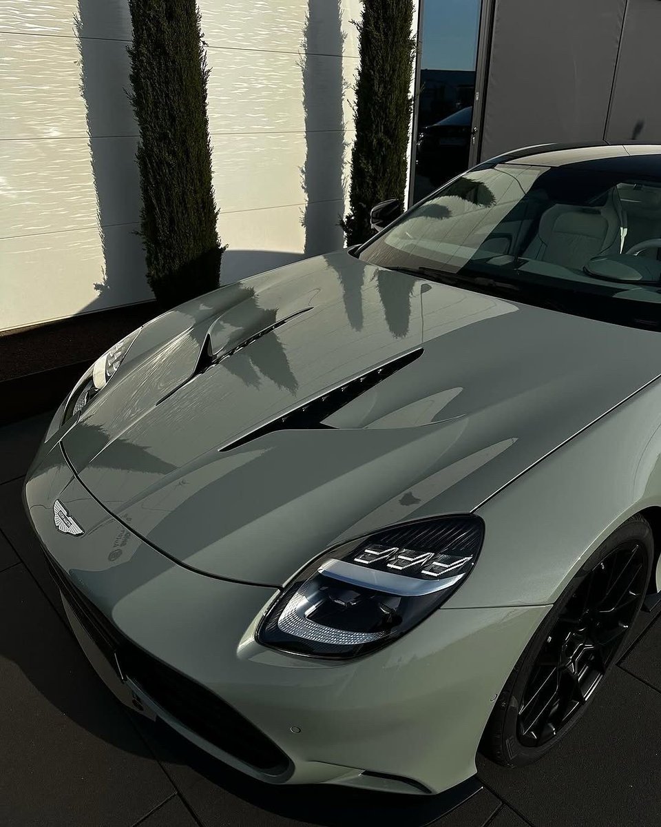 TheAutoHub's tweet photo. Aston Martin Vanquish https://t.co/su7Od3TjOt