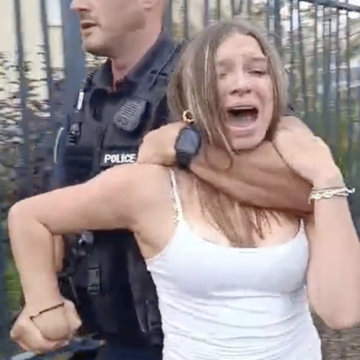 PEGASE83000's tweet photo. Voilà pourquoi nous aimons tant nos FDO...🙄

Il n'est pas difficile d'imaginer ce fonctionnaire qui, le soir après le turbin, baigne copieusement sa femme et ses mouflets, histoire de soulager la forte tension dont le métier est de soutenir le despote élyséen.

Tout ça ne peut que mal finir !