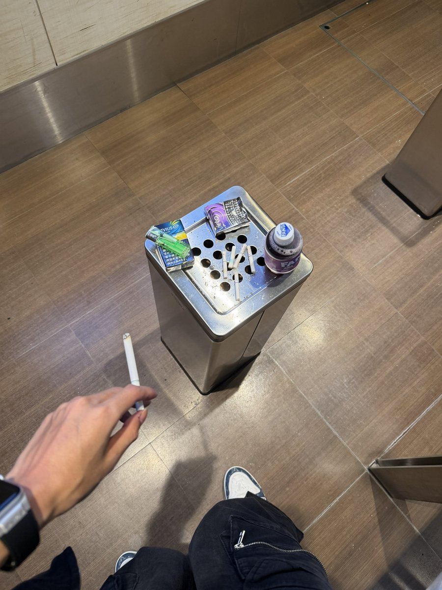 marusuke16's tweet photo. いつもの喫煙所でファンタ飲みながらバス待ちなう

毎回海外旅行から帰ってくると雨な気するの草 https://t.co/YqzHpHsuMH