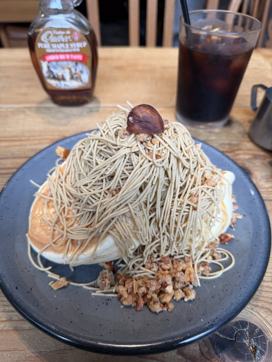 PancakesToshi's tweet photo. 池袋『ESPRESSO D WORKS』さん

9/25〜期間限定
※池袋店先行販売
「和栗の搾りたてモンブランパンケーキ」

昨年好評だった名古屋に本店があるモンブラン専門店「栗りん」さんとのコラボ商品🌰✨

ふわふわのパンケーキに栗のアングレーズソース（ペースト）を乗せたバニラジェラートを盛り付けたあと、熊本県産の和栗のクリームを目の前でたっぷり搾ってくれます🌰

和栗のクリームは間違いないやつで風味よくスーパー美味しかったです☺️

※都内、地方にも同じお店が数店舗ありますが、販売期間は店舗によって異なりますので直接お問い合わせください