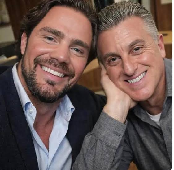 NP__Oficial's tweet photo. 🚨 BREAKING NEWS l Mensagens da PF revelam que Luciano Huck, que critica o Bolsa família, foi sócio, amigo e conselheiro de Daniel Vorcaro https://t.co/hCugbZVQ4U