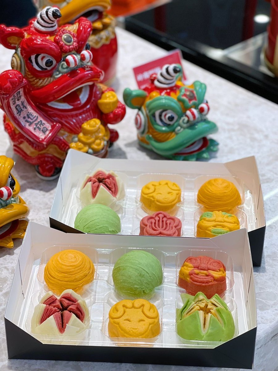 m_atsone_36_92f's tweet photo. Lunar New Year prep: a box of lotus cakes for贺 our family’s prosperity and ward off bad luck! https://t.co/3r5TbOvYgq