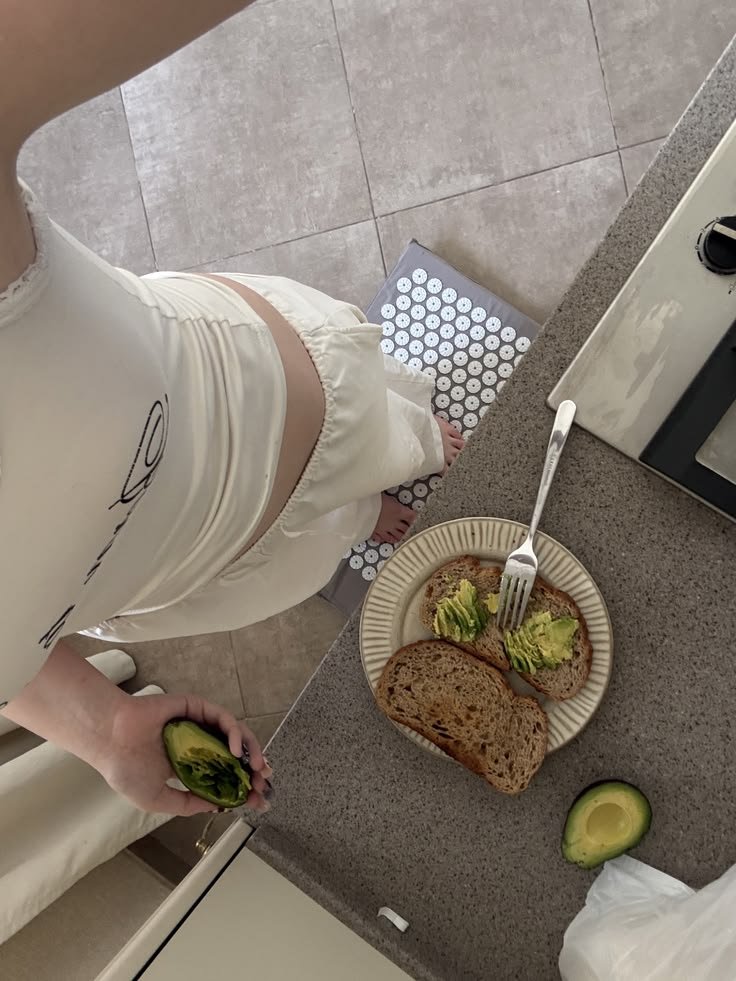 Debbie77717's tweet photo. Don’t blindly chase a fast-paced life—just live at your own pace. Eat well, live mindfully, and maintain physical and emotional balance—that’s the best way to feel confident today.
Good morning, Wednesday.
#MorningRitual #AvocadoToast #Self-DisciplinedLife #DailyAcupressureMat https://t.co/lAsAFfrrGX