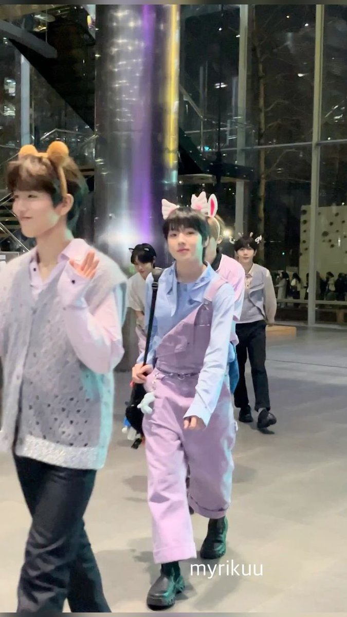 tkzzn3's tweet photo. 아기돼지에서 오빠가 됏어,,,,,ㅠㅠㅠ https://t.co/9KdLFPHLRS
