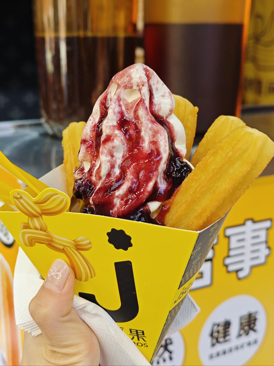 LashandraWw5's tweet photo. Churros crujientes con azúcar y chocolate caliente! Un clásico callejero que alegra el día. https://t.co/HfKngLLOtF