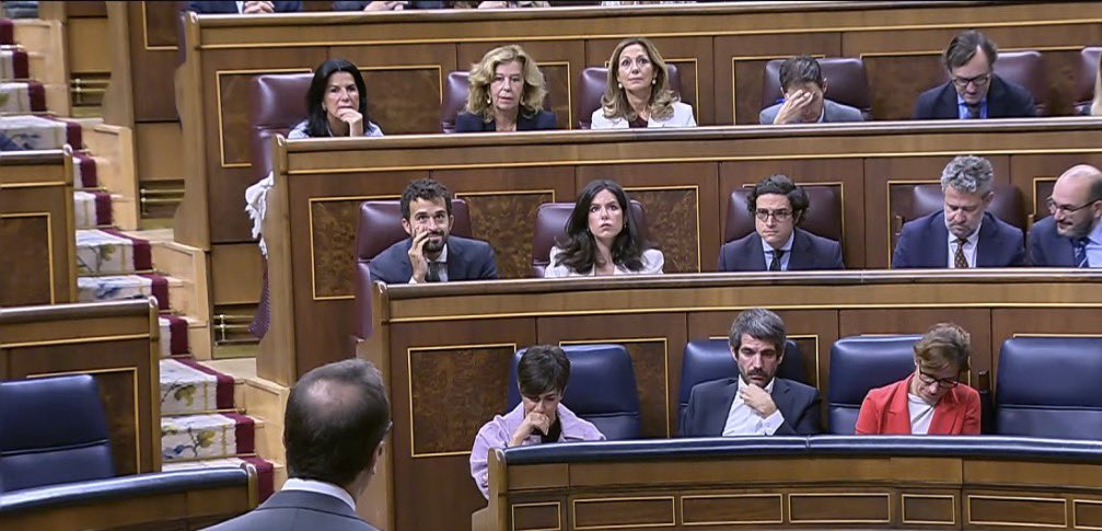 GonzaloRuiiz_'s tweet photo. Abascal ha vuelto a ausentarse de una sesión de control, y ya van 3 seguidas.

• 16 de Septiembre
• 23 de Septiembre 
y ahora 30 de Septiembre

Como ven su escaño es ocupado por otro diputado de Vox. No ha ido a una sesión de control desde JUNIO, mañana empieza Octubre. https://t.co/im582SrwJ1