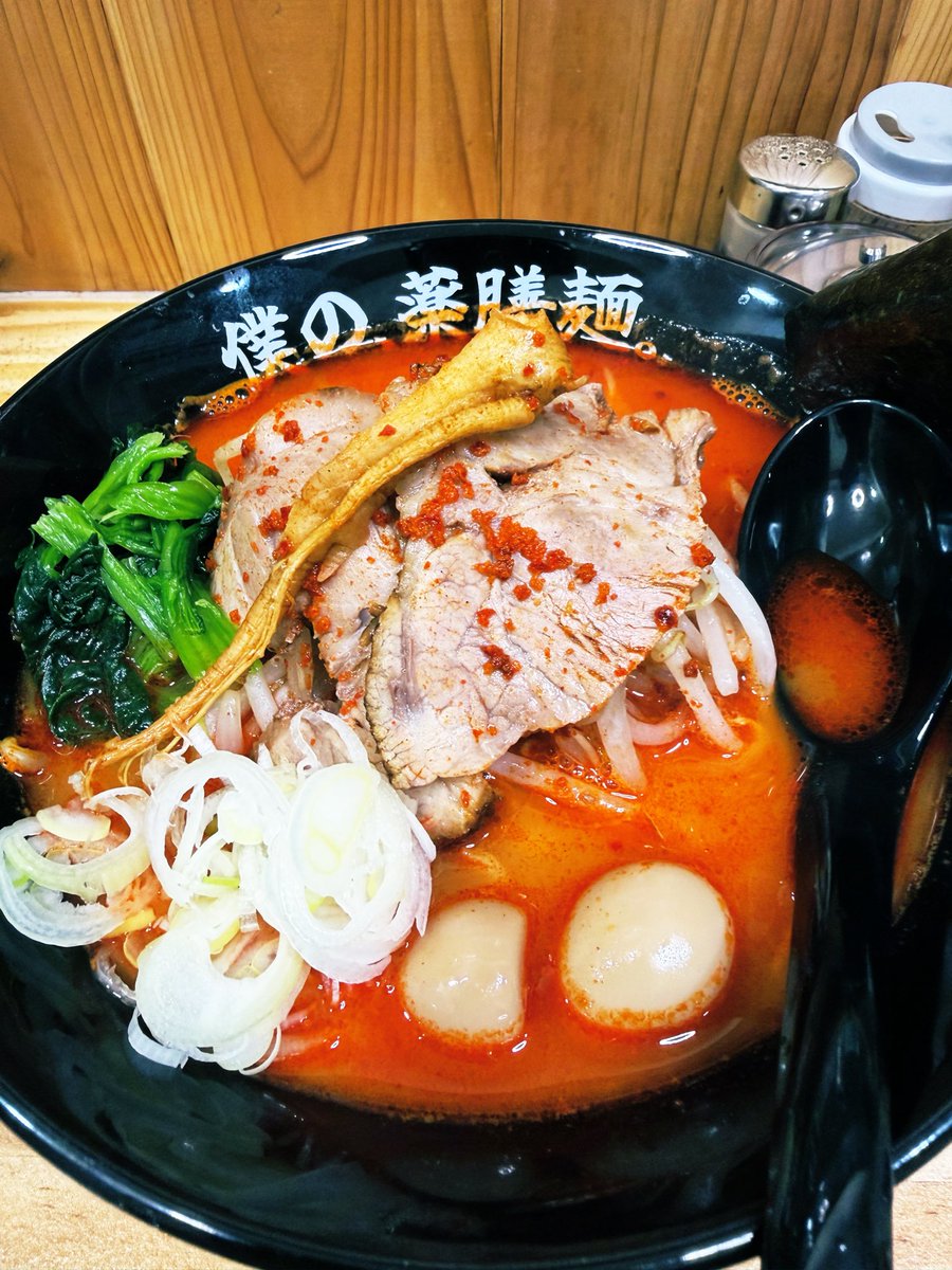 antadake_owner's tweet photo. 日暮里散歩です🚶‍➡️しっかり遊んだあとは、前から気になっていた薬膳ラーメンとやらに。高齢人参が入ってる。しっかり食ってスタミナ補給。味はよく分かりません。ちぢれ麺と春雨が選べたけど春雨選んだ方が面白かったかも。腹減ってりゃそれなりにうまいよ。それにしても俺が来る日は雨が多いな。 https://t.co/CblVFRnaOq