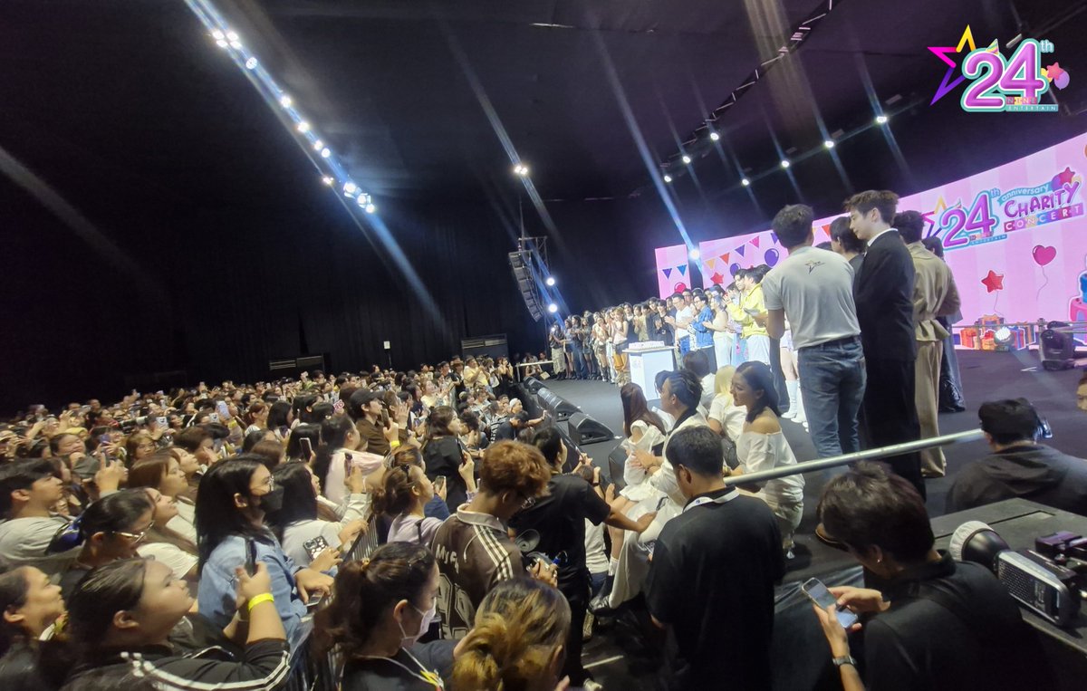 NineEntertain's tweet photo. แฟน ๆ มาร่วมร้องเพลงแฮปปี้เบิร์ธเดย์ฉลอง 24 ปี ไนน์เอ็นเตอร์เทน เหนียวแน่นและเต็มพื้นที่มาก ๆ 💜
.
#9ent24th
#9ent24thxSiamParagon https://t.co/6EZTmnnd3y