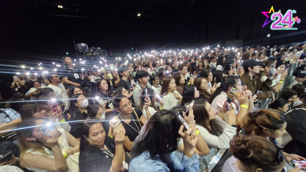 NineEntertain's tweet photo. แฟน ๆ มาร่วมร้องเพลงแฮปปี้เบิร์ธเดย์ฉลอง 24 ปี ไนน์เอ็นเตอร์เทน เหนียวแน่นและเต็มพื้นที่มาก ๆ 💜
.
#9ent24th
#9ent24thxSiamParagon https://t.co/6EZTmnnd3y