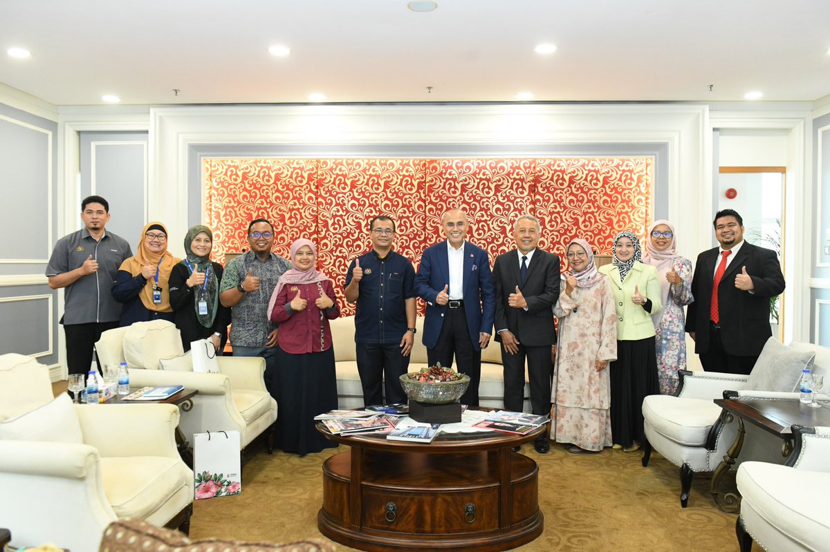 MohdShukriYajid's tweet photo. It was a pleasure to welcome Ts. Dr. Azmir bin Mohd Yunus, Head of the Secretariat for the National TVET Council (MTVET), to @MSUMalaysia for the TVETPreneur 2026 Program Monitoring Visit. The visit reaffirmed our shared commitment to quality TVET and entrepreneurship. Especially proud to note that the participants presented well-conceived business plans, showing strong commercial potential, innovative thinking, and entrepreneurial confidence. Their achievements show the programme’s turning technical skills into practical business ideas and support future entrepreneurs and job creators. #MSUTVETPreneur2026 #MSUTVET @msuacademy
