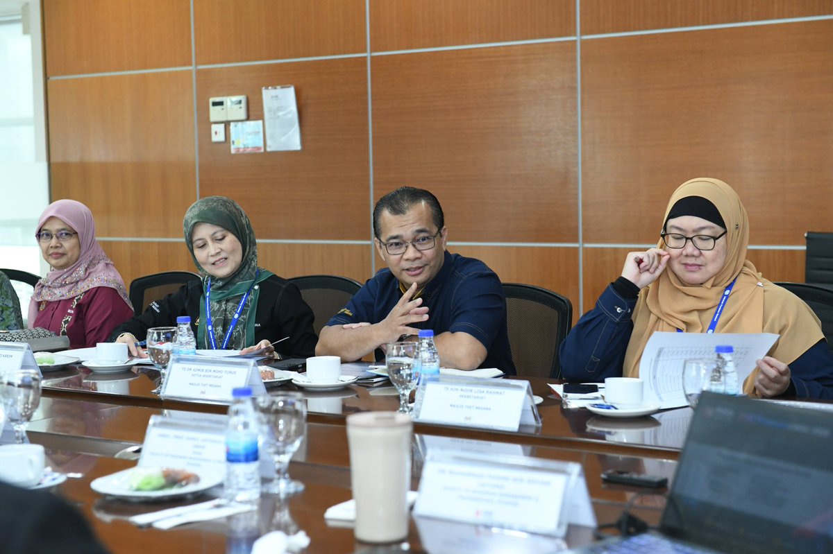 MohdShukriYajid's tweet photo. It was a pleasure to welcome Ts. Dr. Azmir bin Mohd Yunus, Head of the Secretariat for the National TVET Council (MTVET), to @MSUMalaysia for the TVETPreneur 2026 Program Monitoring Visit. The visit reaffirmed our shared commitment to quality TVET and entrepreneurship. Especially proud to note that the participants presented well-conceived business plans, showing strong commercial potential, innovative thinking, and entrepreneurial confidence. Their achievements show the programme’s turning technical skills into practical business ideas and support future entrepreneurs and job creators. #MSUTVETPreneur2026 #MSUTVET @msuacademy