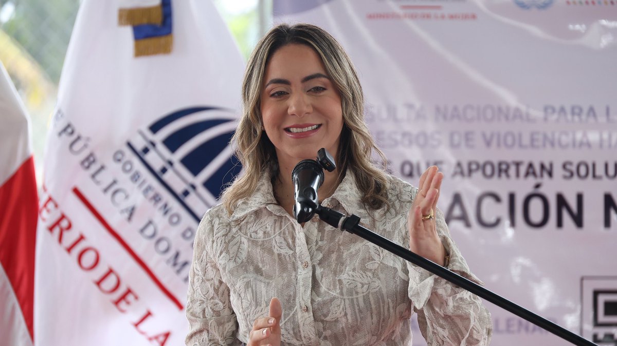 MMujerRD's tweet photo. La actividad estuvo encabezada por nuestra ministra @GloriaReyesG, junto a la presidenta de @ADEOERD, Staly García de Arias; nuestra viceministra de Cultura de Igualdad, Lily Luciano, y el psicólogo clínico Luis Vergés.
#MMujerRD #ConsultaNacional https://t.co/fDfWBPSSdI