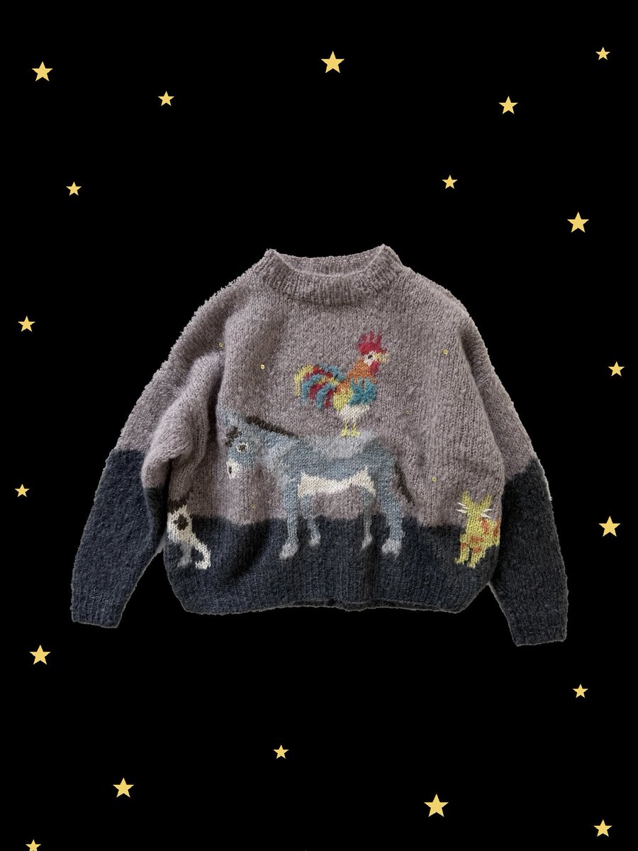 knit_e's tweet photo. ブレーメンの音楽隊をモチーフにしたプルオーバー🫏🐕‍🦺🐈🐓
以前販売されたベストのキットをセーターにブラッシュアップ✨
今回は背景に泥棒の家を加え、動物たちが夜道を進む姿を編み込みました。物語の世界をより楽しんで頂けたら嬉しいです☺️
#東海えりかの楽しいセーター
#誠文堂新光社 https://t.co/xhxOaRBlcU