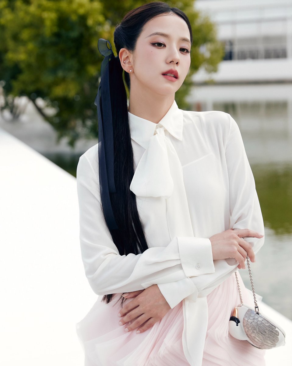 OneilyMusic's tweet photo. JISOO looks enchanting for Dior. https://t.co/2NJbIV0OGS