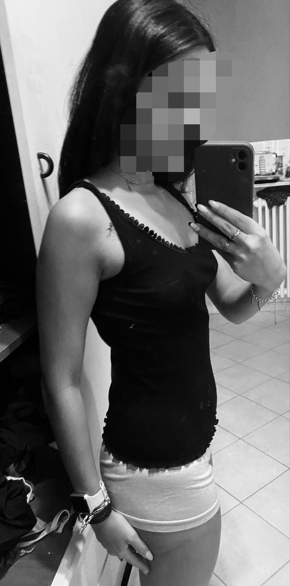 s_c4rl3tt's tweet photo. ew 
i hate my stomach so much 
even my harms are getting bigger 
disgusting https://t.co/Mu9U0ZmnA9