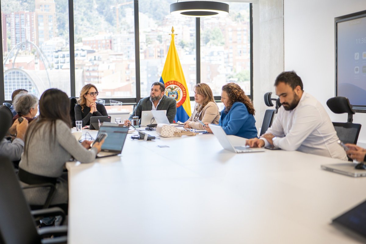CRCCol's tweet photo. 🤝 𝗔𝗥𝗠𝗢𝗡𝗜𝗭𝗔𝗥 𝗔𝗚𝗘𝗡𝗗𝗔𝗦
@CRCCol, @cracolombia y @comisioncreg pusimos nuestras agendas regulatorias sobre la misma mesa.
Meta: estrategias regulatorias intersectoriales en beneficio del país.
👇 Hilo 1/6 https://t.co/5itOot29hQ