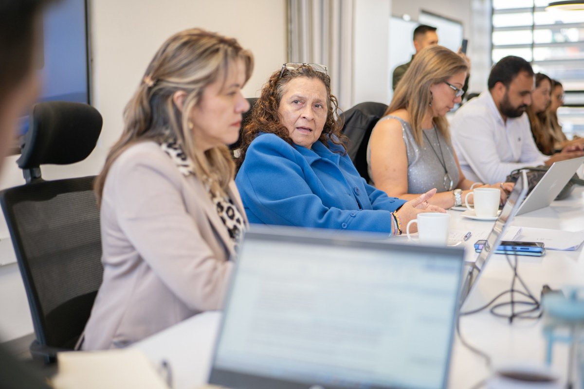 CRCCol's tweet photo. 🤝 𝗔𝗥𝗠𝗢𝗡𝗜𝗭𝗔𝗥 𝗔𝗚𝗘𝗡𝗗𝗔𝗦
@CRCCol, @cracolombia y @comisioncreg pusimos nuestras agendas regulatorias sobre la misma mesa.
Meta: estrategias regulatorias intersectoriales en beneficio del país.
👇 Hilo 1/6 https://t.co/5itOot29hQ