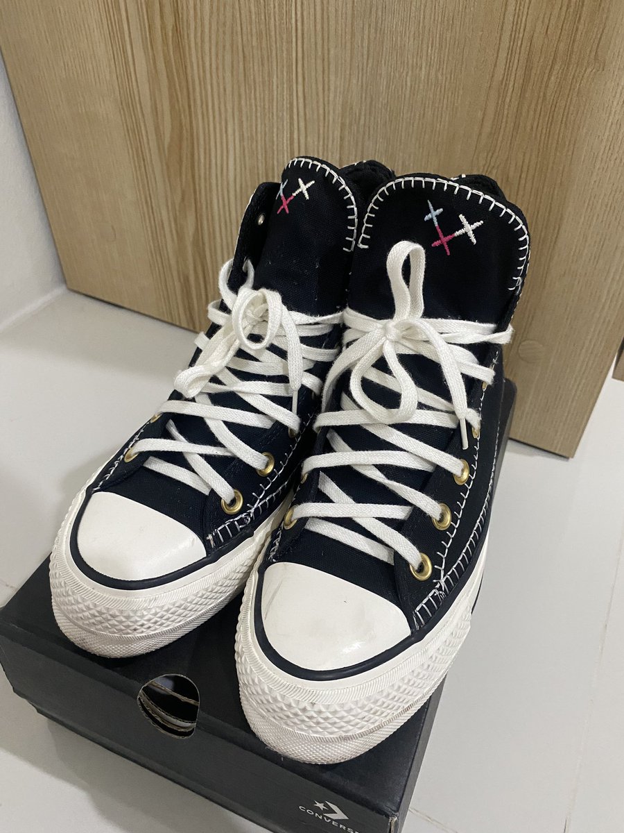 yusuuuiii's tweet photo. ส่งต่อ converse all star🌟  sale 500รวมส่ง‼️
5uk / 24cmใส่ไปไม่กี่ครั้งค่ะสภาพใหม่มาก ของแท้100% 💯#ส่งต่อconverse #รองเท้าผ้าใบมือสองของแท้ #รองเท้ามือสอง #โล๊ะตู้เสื้อผ้า #โล๊ะตู้ #เสื้อผ้ามือสอง #ส่งต่อรองเท้า #ส่งต่อเสื้อผ้ามือ2 #ส่งต่อเครื่องสำอาง https://t.co/X1CvvJPber