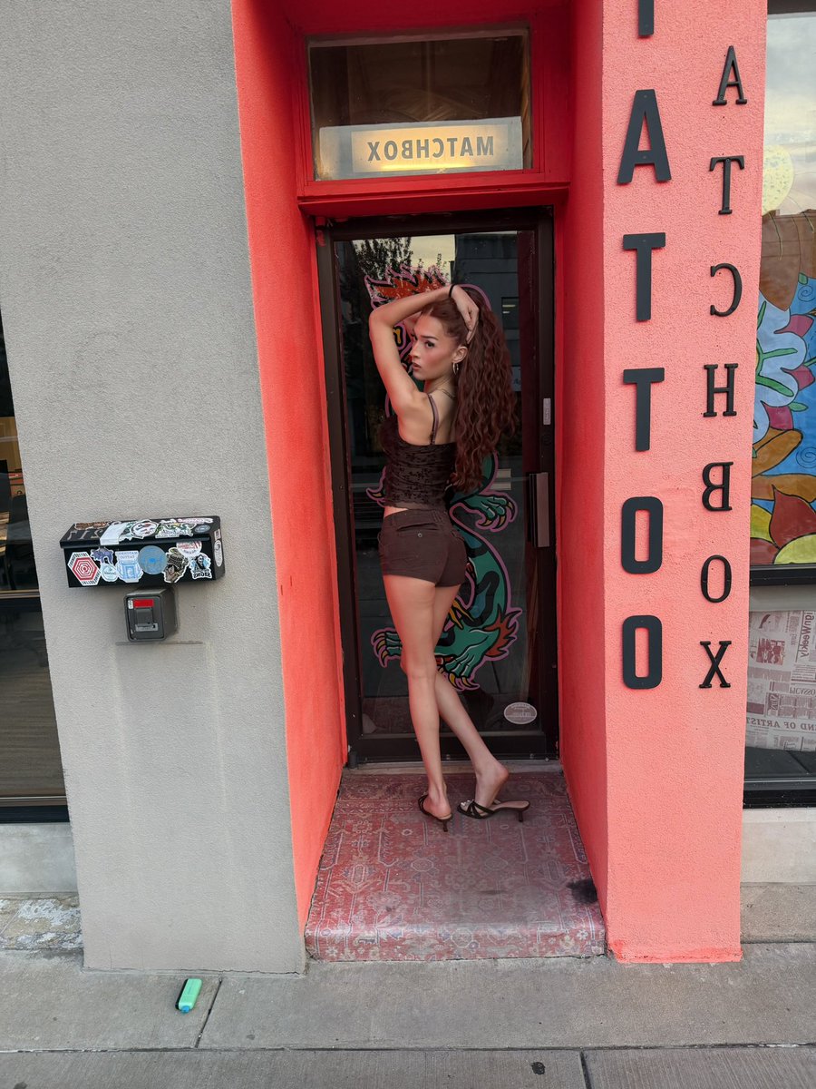 ijwtssd's tweet photo. “Pretty little thing standin right by the exit” #doll https://t.co/xZF3ervpVL