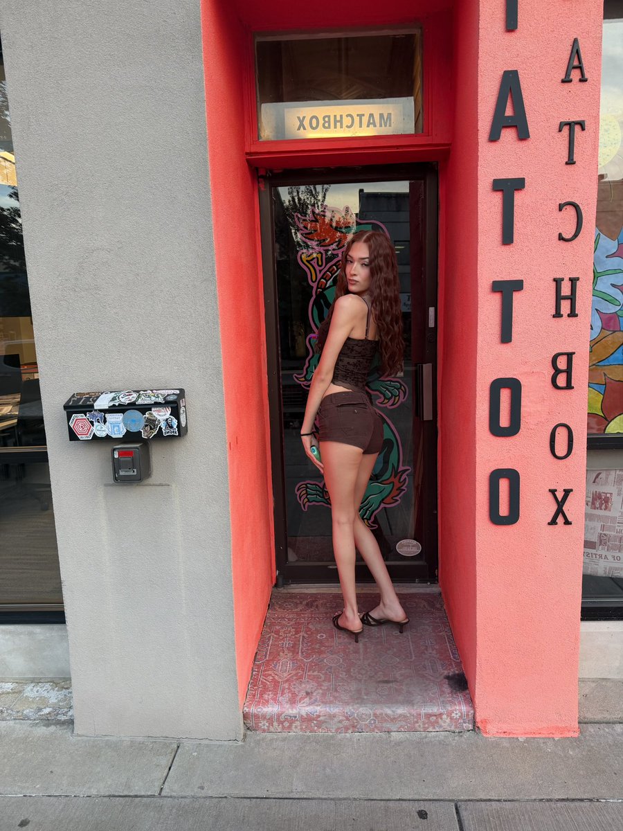 ijwtssd's tweet photo. “Pretty little thing standin right by the exit” #doll https://t.co/xZF3ervpVL