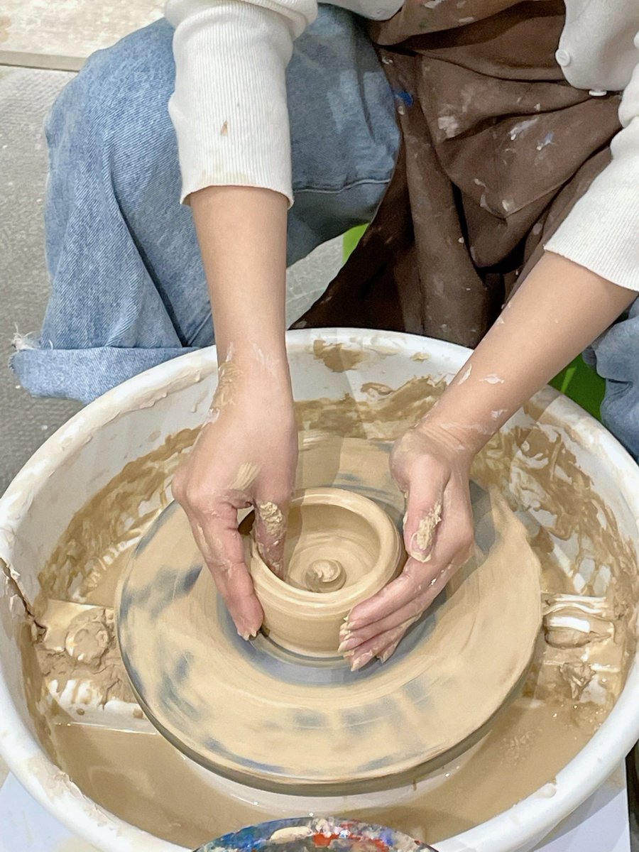 HazelSqq's tweet photo. Vive una experiencia artística única en nuestro taller de cerámica este sábado: modela tu pieza, horneala y llévatela a casa. Reserva tu plaza ya! https://t.co/smVLy0UxMl
