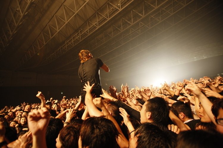 sukapunks's tweet photo. 誇張抜きでTOSHI-LOWは
生きる希望なんですよ。
BRAHMANやったかと思えば
OAUで泣かせにくるし、
ニューアコ&amp;アコチルで子供たちを
笑顔にしてしまう。
かと思えばライブの前後、
普通ならOFFにする時間を
復興支援で駆けずり回る。
こんなに背中を追いたくなる人、
他におらんのよ。
絶対生きてくれ。 https://t.co/klJlAISAIX
