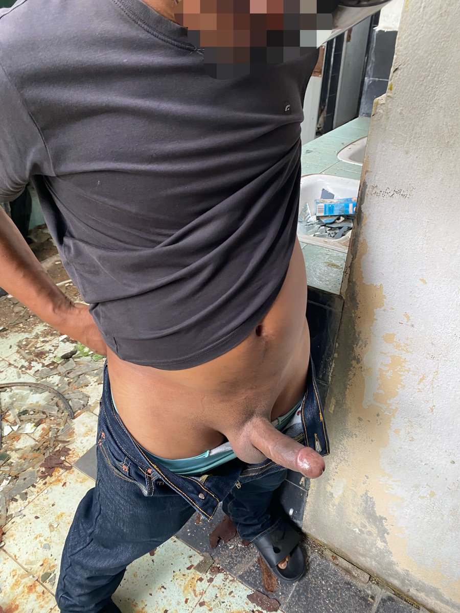 Azriekarl2's tweet photo. Settle fun outdoor dengan mat motor straight. Batang dah la besar, tebal , bersih plak tu. Batang pon sexy. Gelap gelap sedap. Kepala takuk pon besar. Koyak bontot kne fuck ni. Nak tahu tips pikat lelaki straight pm je kat tele💦🍆 https://t.co/YqaIwSU5yI