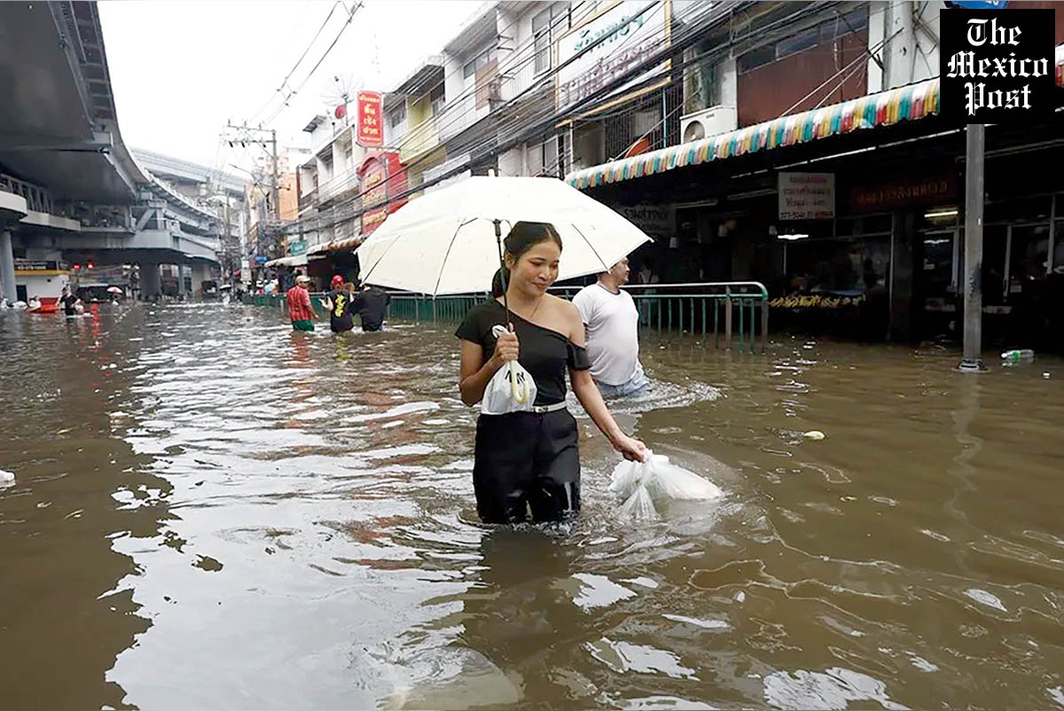 MexicoPost's tweet photo. #Inundaciones en #Tailandia dejan 19 muertos y golpean a #millones

Las #LluviasTorrenciales anegaron una treintena de #provincias y provocaron #afectaciones en #Bangkok, donde el #NivelDelAgua comienza a descender lentamente.
https://t.co/hNzOyCeY7Q https://t.co/AKyJnzLjOn
