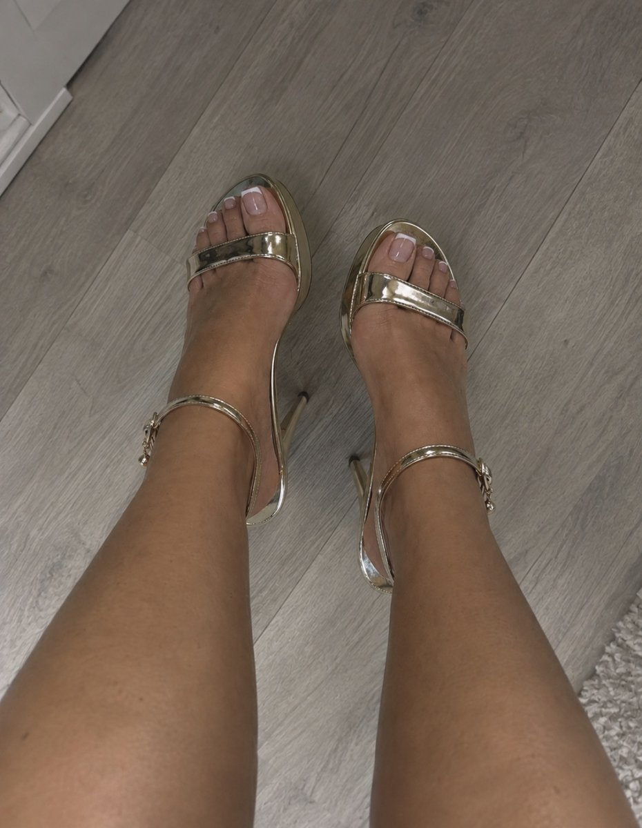 LetitiaGSmith's tweet photo. Repost if you like my heels👠

feet, high heels, pedicure, pretty feet, toes, foot lover, feet lover, finsub, finsubmissive, findom, femdom, submissive, domme, heels, shoe lover https://t.co/qF131VDp0I