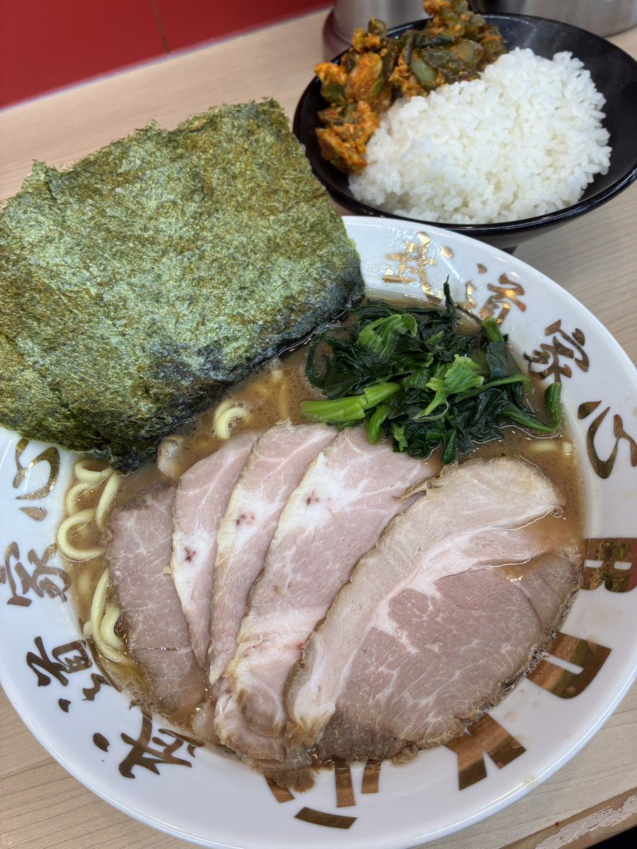isshinchan123's tweet photo. 武道家心 佐倉市
チャーシュー麺
無料ライス
青カッパ
辛カッパ

ガッツリ食べたい時はこちらで😍
低温調理のチャーシューがとにかく美味い✨
他の家系の香ばしく焼いてあるチャーシューも美味いけど、こちらの柔らかいしっとりチャーシューはマジで飯がすすむ😍💕 https://t.co/faZJXRcbCZ