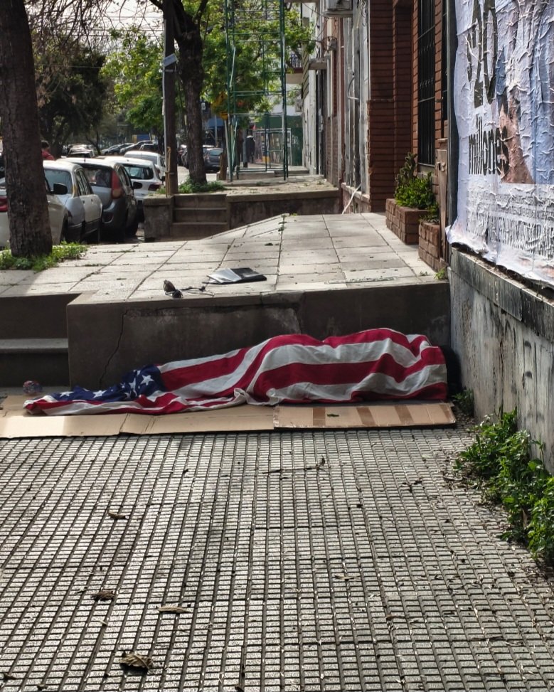 coragamarnik's tweet photo. Pocas veces la literalidad de una imagen es tan potente, con precisión brutal. El día es que tres jueces deciden que se puede vender nuestro país esta foto muestra una fisura en la Matrix.
Torcer el rumbo aunque estemos en la lona
Foto tomada hoy por Rocío Caldentey
En Barracas. https://t.co/4vvbWGYj55