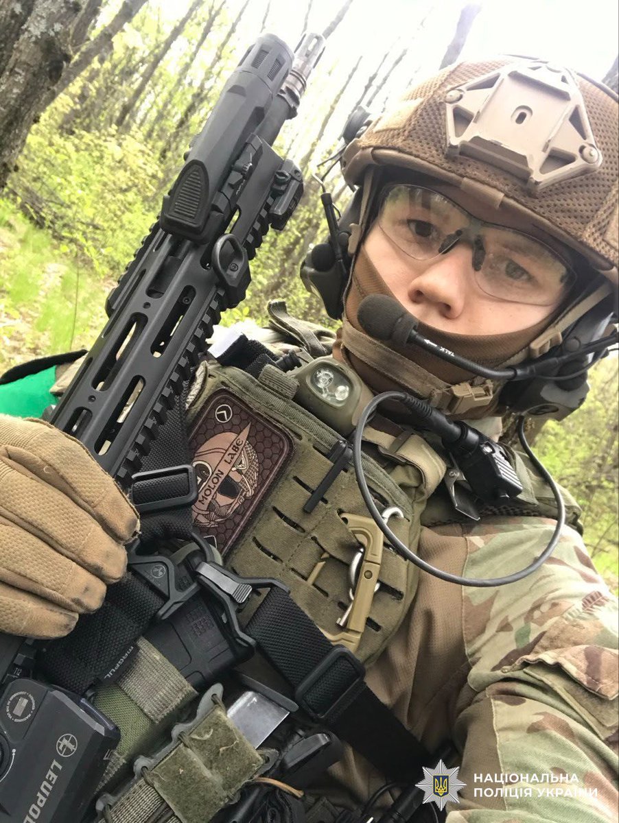 NPU_GOV_UA's tweet photo. 🥀 Вшанування пам'яті спецпризначенця Руслана Ковбасюка, який під час бойового завдання віддав життя за Україну

Деталі: https://t.co/fHzoA9KWO0

#назавжди_в_строю https://t.co/ktY37226kV