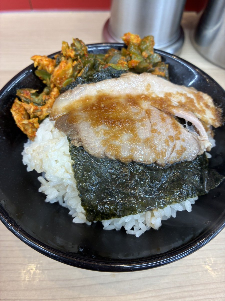 isshinchan123's tweet photo. 武道家心 佐倉市
チャーシュー麺
無料ライス
青カッパ
辛カッパ

ガッツリ食べたい時はこちらで😍
低温調理のチャーシューがとにかく美味い✨
他の家系の香ばしく焼いてあるチャーシューも美味いけど、こちらの柔らかいしっとりチャーシューはマジで飯がすすむ😍💕 https://t.co/faZJXRcbCZ