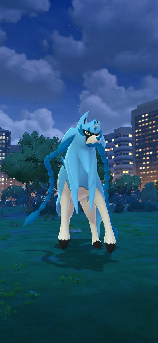fsgame3's tweet photo. 先日、駅前でポケGO開いたら人がちょうど人が集まってたので便乗したザシアンちゃん、なんと色ちがい。めっにゃかわいい色合い！好き！本編未プレイなのではじめまして💙 https://t.co/P7CUQ8biQA
