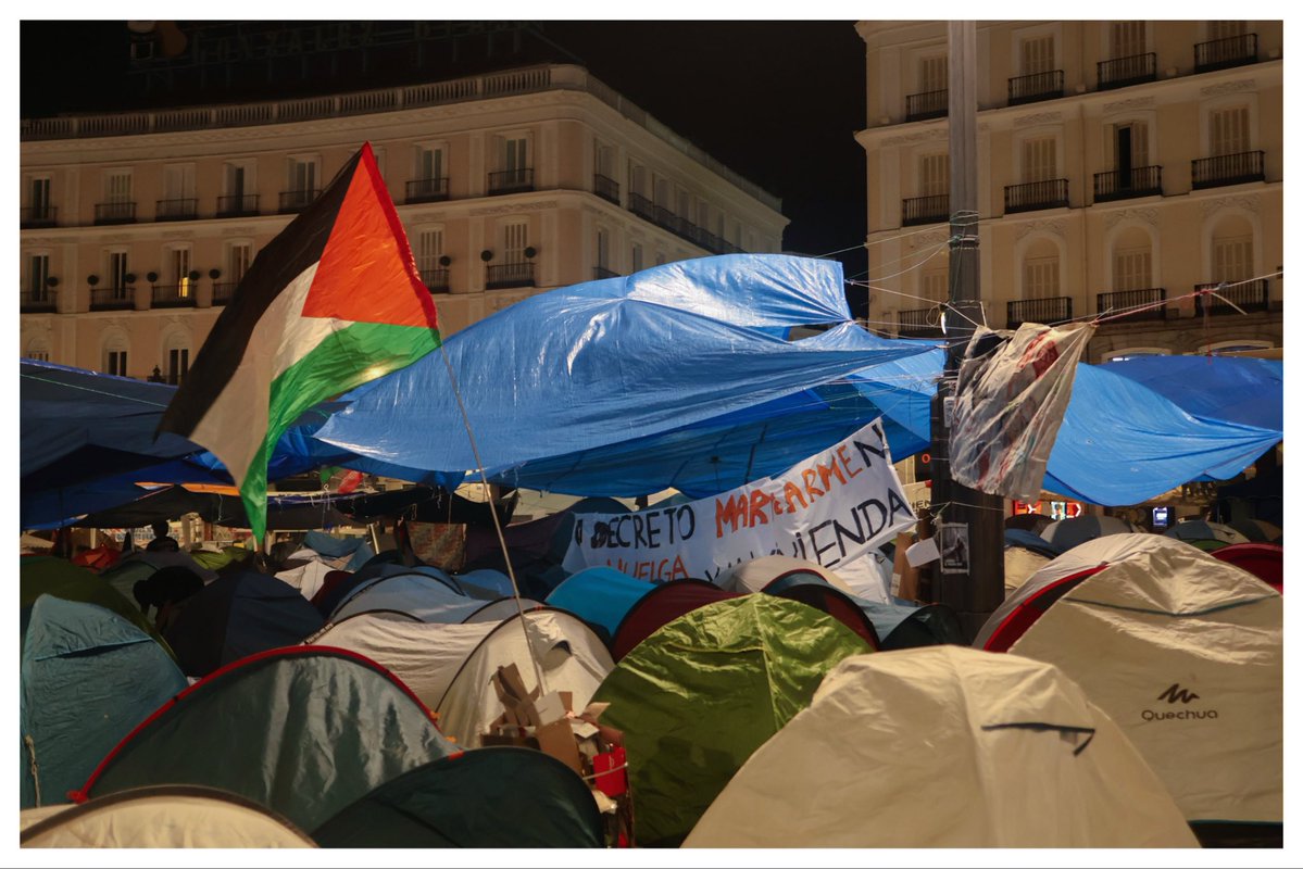 Inigosierra's tweet photo. Segunda noche de la acampada en Sol por la vivienda tras el desahucio de Maricarmen 

#maricarmen #desahucio #sol #vivienda #madrid #canon #25S https://t.co/MyywMBBk0r