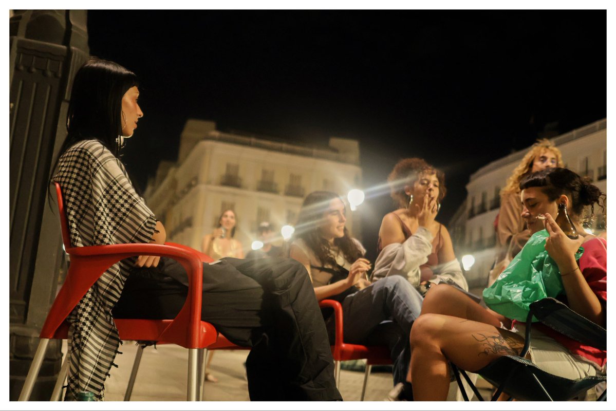Inigosierra's tweet photo. Segunda noche de la acampada en Sol por la vivienda tras el desahucio de Maricarmen 

#maricarmen #desahucio #sol #vivienda #madrid #canon #25S https://t.co/MyywMBBk0r