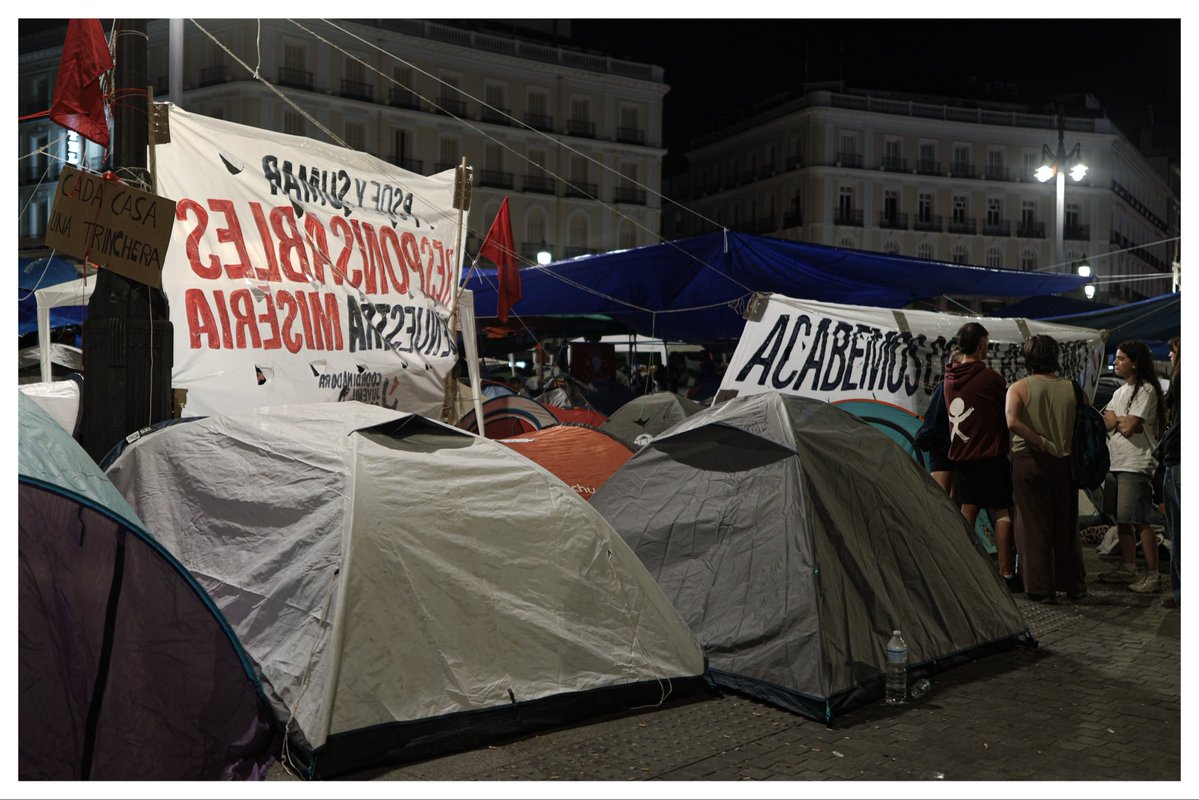 Inigosierra's tweet photo. Segunda noche de la acampada en Sol por la vivienda tras el desahucio de Maricarmen 

#maricarmen #desahucio #sol #vivienda #madrid #canon #25S https://t.co/MyywMBBk0r