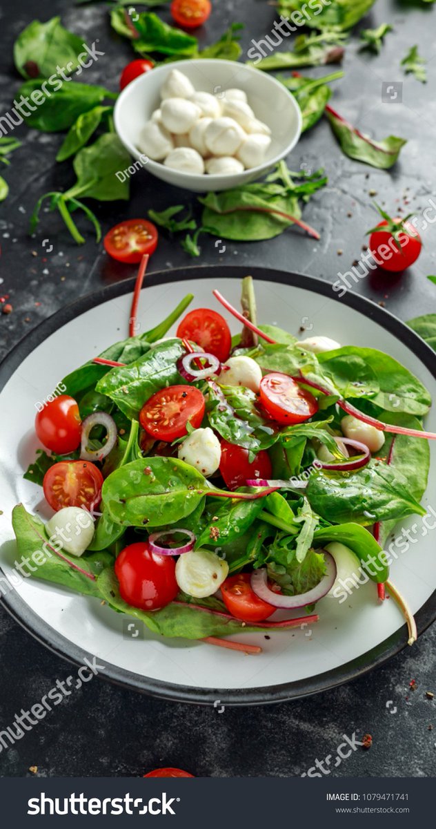 VeronikaMaeco's tweet photo. Un almuerzo ligero perfecto para el día! Ensalada fresca con tomates cherry, aguacate y un toque de limón ， https://t.co/YIpCzi625Y
