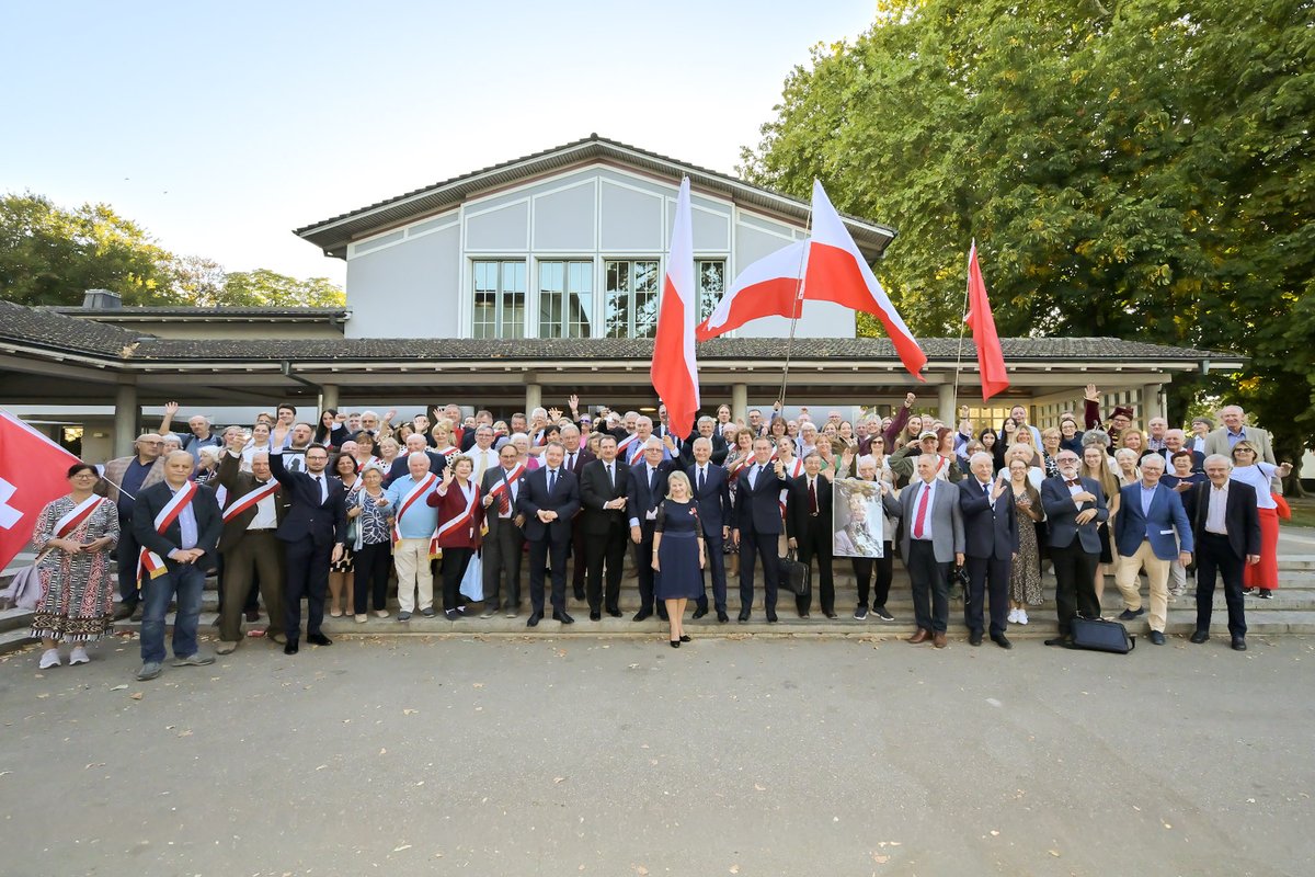 PLinSwitzerland's tweet photo. 🇵🇱🇨🇭🇺🇸 26.09 cda a.i. RP M. Prawda wraz z delegacją posłów i przedstawicielami Ambasady RP w Bernie uczestniczył w obchodach 90-lecia Muzeum T. Kościuszki w Solurze. Podczas uroczystości wręczył kustosz muzeum T. Ackermann odznakę honorową „Bene Merito”.
#MSZ_RP #kultura_gov_pl https://t.co/YW8bSjIrq7