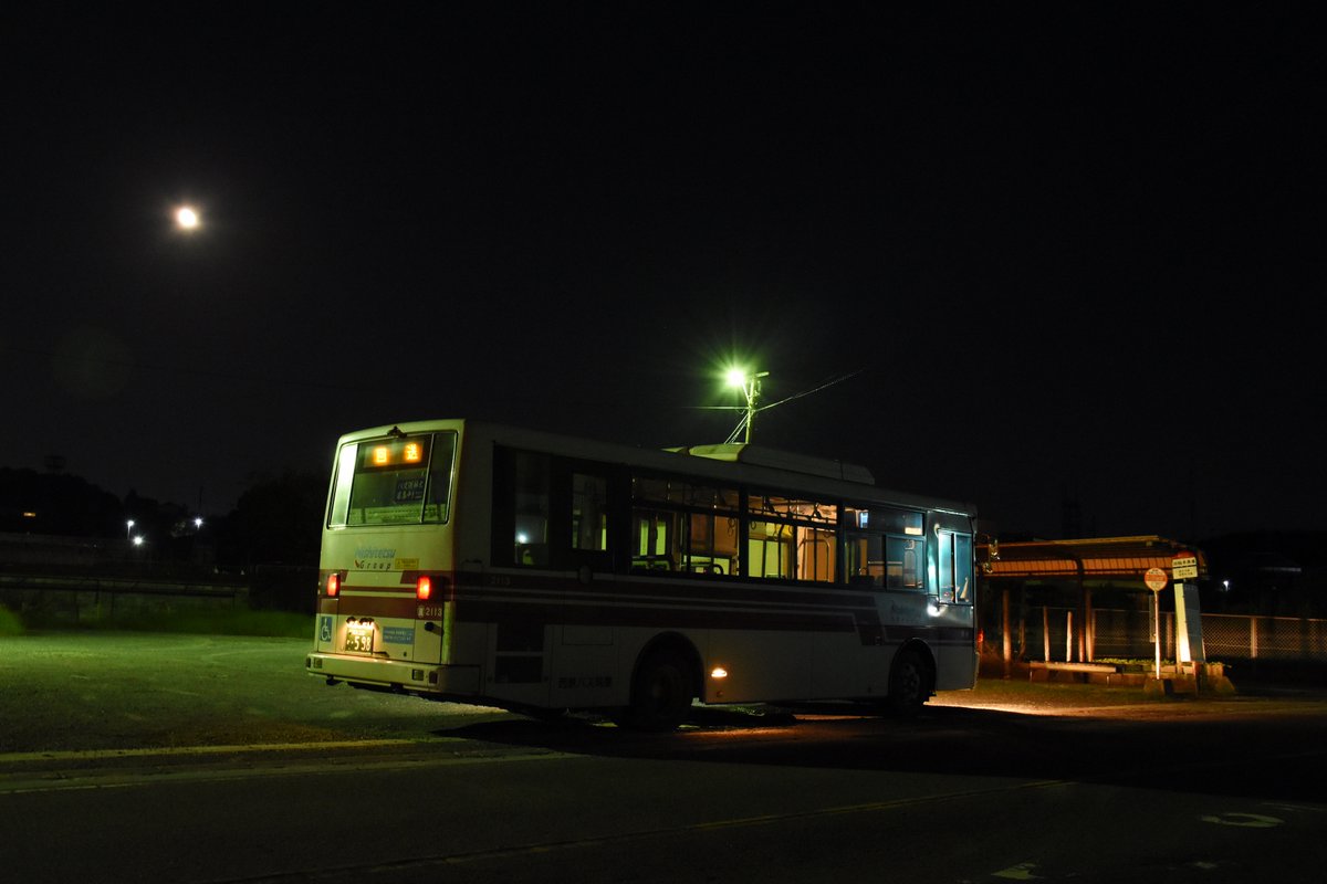ktk4058's tweet photo. 鞍手車庫最後の夜、既に敷地内に普段居るバスは居らず…。最終の鞍手車庫行きは、車庫に入ることなく回送で直方営業所へ。 https://t.co/wIcuocdwxG
