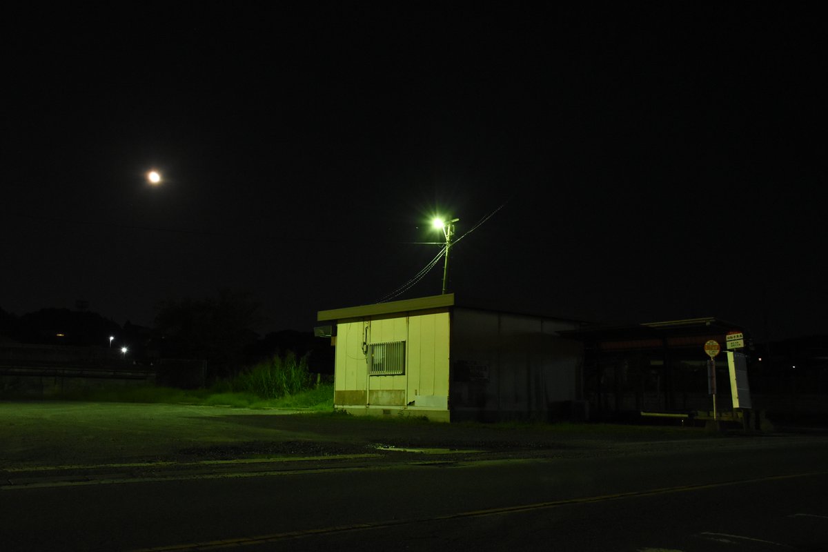 ktk4058's tweet photo. 鞍手車庫最後の夜、既に敷地内に普段居るバスは居らず…。最終の鞍手車庫行きは、車庫に入ることなく回送で直方営業所へ。 https://t.co/wIcuocdwxG