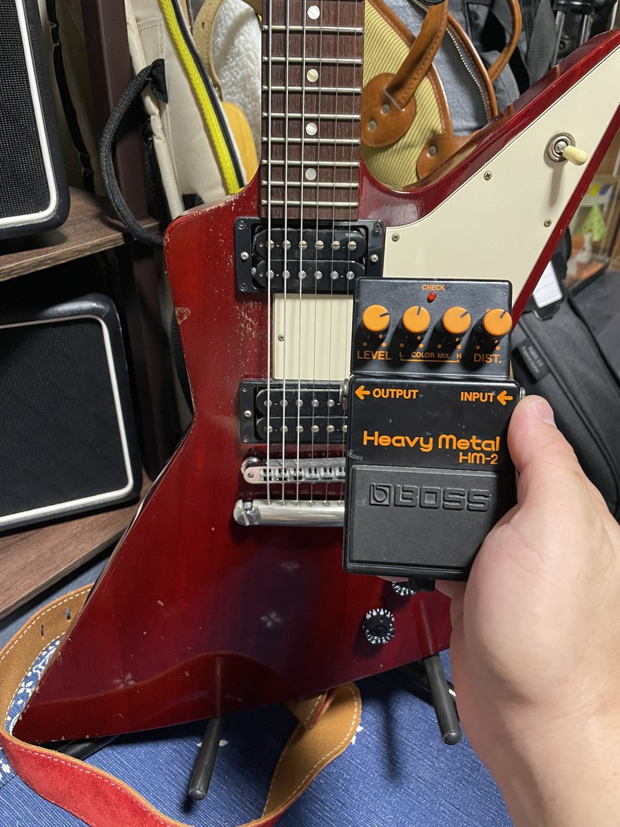 HeavyMetalOshow's tweet photo. エクスプローラーをHM-2突っ込んでた。
パワフルなピックアップにパワフルな歪みやから崩壊しつつあるけど、デスメタル的なリフをトレモロで弾くと最高に気持ちいいですね。用途が限られるけど。 https://t.co/o9rxHXI89i