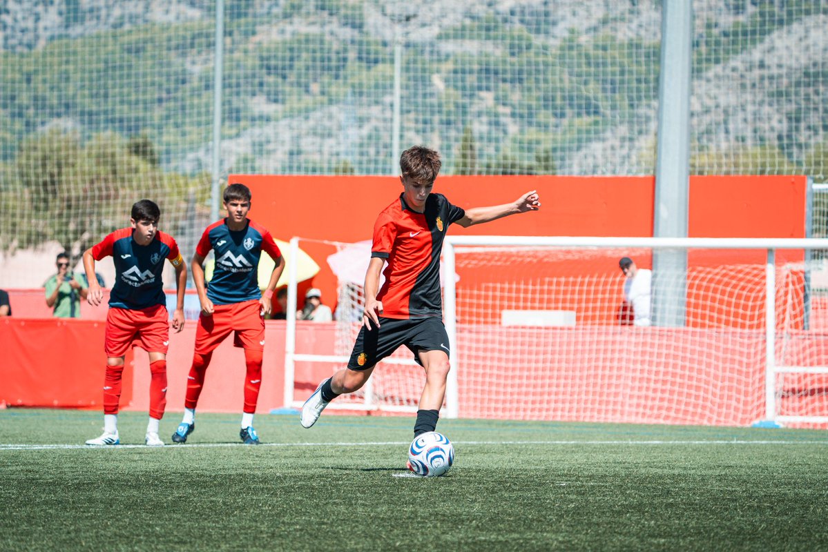 RCDMallorcaBase's tweet photo. El #CadeteB també ha arrancat la lliga amb dues victòries consecutives 💪
Som-hi! ❤️🖤 https://t.co/tGpsszelBg