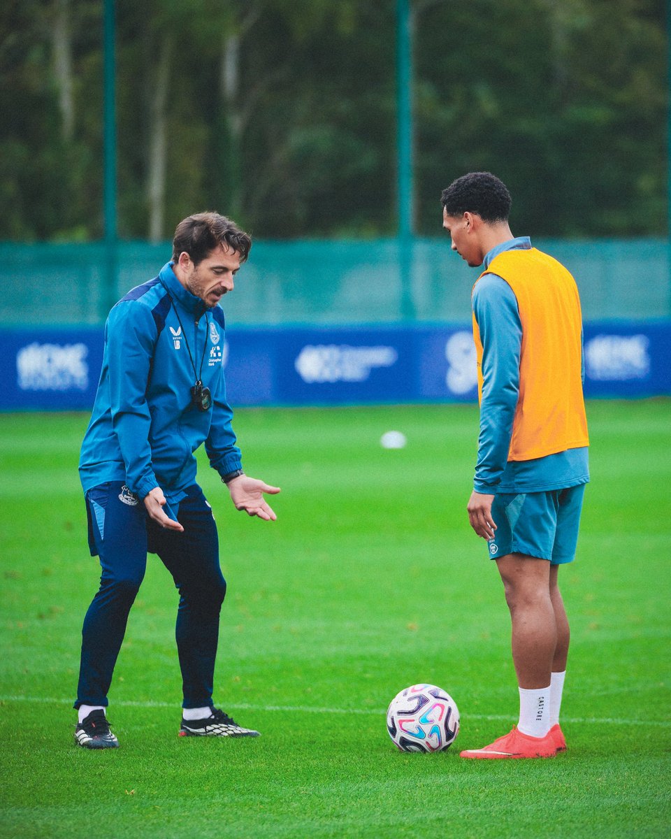 Everton's tweet photo. No better full-back to learn from, Ezra! 🤝
 
Several @EvertonAcademy players took part in first-team training on Tuesday as the international break continues. 💙 https://t.co/LVazUxN21Z